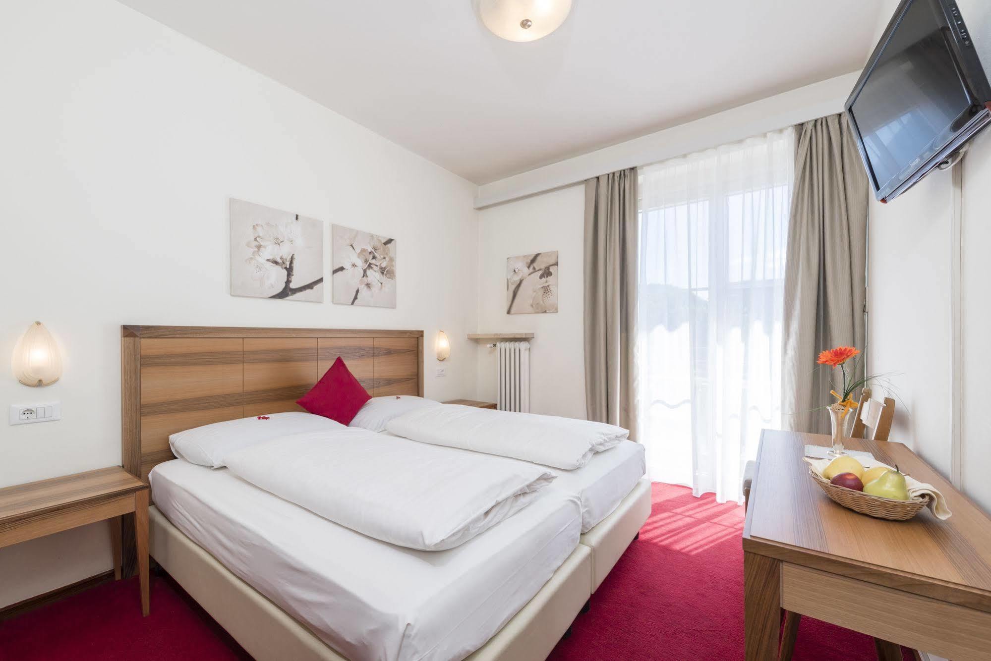 Hotel Elefant Ora / Auer Eksteriør bilde